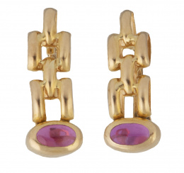 191.  Pendientes largos con cabuchón de rubí que remata banda calada tipo panther