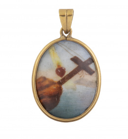 51.  Colgante con porcelana S. XIX de cruz y Sagrado corazón en marco de oro liso con argolla gallonada