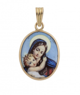 50.  Colgante de Virgen con el Niño en porcelana S.XIX con marco liso y argolla gallonada