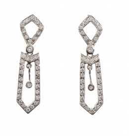 72.  Pendientes largos de oro blanco y brillantes con diseño geométrico