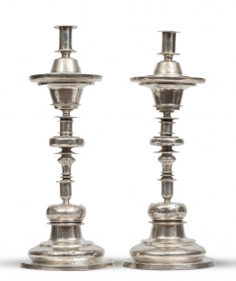 1381.  Pareja de candeleros de plata en su color.Trabajo colonial, S. XVII.