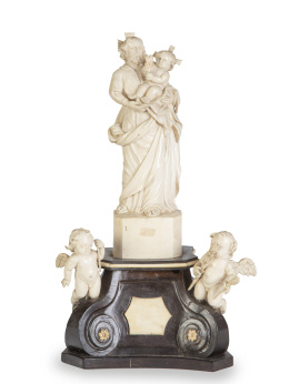 1385.  San José con el Niño en marfil tallado sobre base de madera.Trabajo italiano, S. XIX.