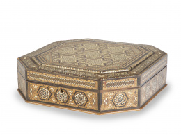 606.  Caja hexagonal con marquetería y aplicación de hueso con decoración geométrica.Trabajo granadino, pp. del S. XX.