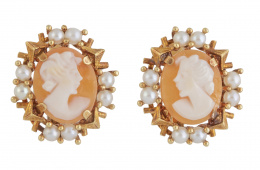 117.  Pendientes con camaféo de perfil de dama tallado en concha bicolor