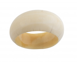 132.  Brazalete ancho de marfil en media caña