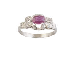 161.  Sortija de platino con rubí engastado en seis garras