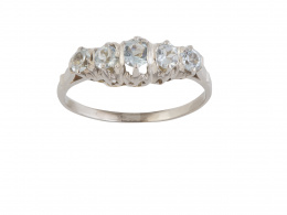 163.  Sortija cintillo de aguamarinas sobre marco lobulado creciente hacia el centro