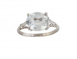 164.  Sortija con aguamarina talla oval engastada en cuatro garras