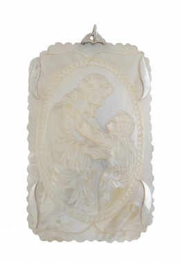 62.  Gran placa colgante de nacar tallado con San José y Niño Jesús de pp. S. XX