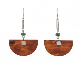 135.  Pendientes largos estilo Art-Decó con placas semicirculares de carey que penden de cuenta de esmeralda facetada