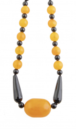 129.  Collar estilo Art-Decó con cuentas combinadas de baquelita y ónix