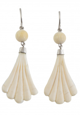 136.  Pendientes largos estilo Art-Decó con abanico gallonado de marfil que pende de cuenta esférica