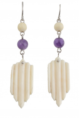 142.  Pendientes largos estilo Art-Decó de marfil con placas gallonadas que penden de cuenta de amatista y de marfil
