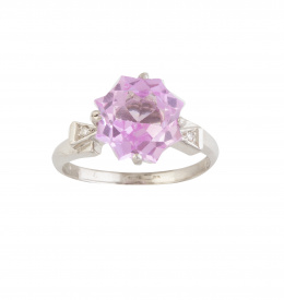 160.  Sortija con rosa de Francia talla estrella flanqueada por dos brillantitos en los brazos de la montura