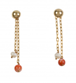 297.  Pendientes largos con dos cadenas rematadas en esfera de coral y perla que penden de semiesfera de oro