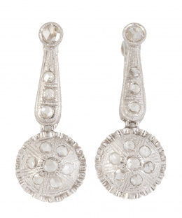 86.  Pendientes largos de diamantes con rosetón que pende de chatón y barra fija en forma de gota