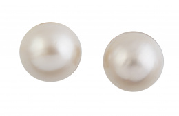 144.  Pendientes dormilonas con perlas mabe 