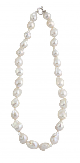 177.  Collar de veintiocho perlas barrocas, con cierre de timón en oro blanco de 18K
