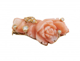 361.  Broche flor de coral rosa con hojitas de brillantes y chatones abrazando rosa rodeada de hojitas talladas