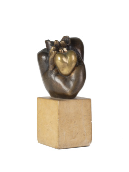 1055.  PABLO SERRANO (Crivillén, Teruel, 1908 - Madrid, 1985)Corazón entre dos manos, 1981