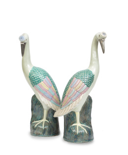 1200.  Pareja de garzas de porcelana esmaltada. Con marcas en la base.China, S. XX.