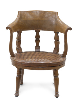 1212.  "Fauteuil de bureau" de madera de nogalFrancia, S. XIX.