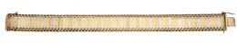 118.  Pulsera con diseño de banda articulada en oro tricolor, con remate de cadena trenzada a ambos lados