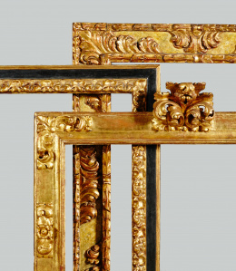 362.  Marco en madera tallada y dorada, con copete.Trabajo español, S. XVII..