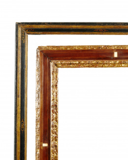 1240.  Marco en madera de pino. Perfil Cassetta lacado en negro y dorado con decoración en centros y esquinas.Trabajo español, finales S. XVI.