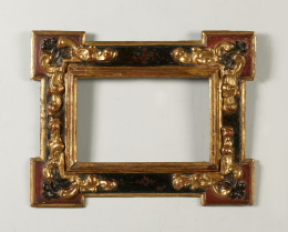 506.  Marco en madera tallada, estucada, pintada y dorada.Trabajo español mediados S. XVII.