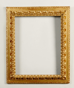 504.  Marco dorado con tallas de hojas avolutadas de marcada concavidad.Trabajo español mediados S. XVII..