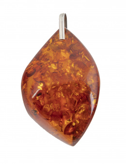 140.  Gran colgante de ámbar de Lituania con asa de plata