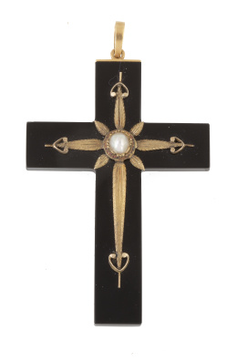 12.  Cruz colgante S. XIX de ónix con cruz central aplicada en oro grabado con centro de perla fina