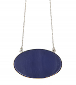 152.  Colgante de plata con cadena con gran placa azul de resina