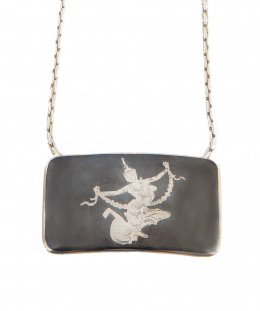 134.  Lote de dos colgantes de plata, placa oriental pavonada y doble círculo Art-Decó de parta color marfil y plata