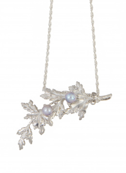 81.  Colgante hoja con dos perlas en plata
