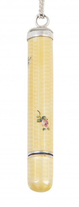 399.  Perfumero colgante de pp. S. XX en plata con esmalte guilloché amarillo decorado con flores