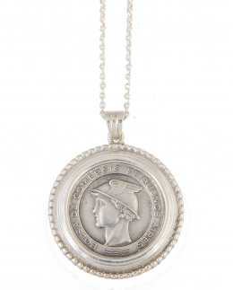 151.  Lote de dos colgantes de plata con cadenas