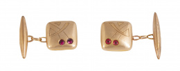 60.  Gemelos cuadrangulares años 30 con rubíes sintéticos y decoración grabada