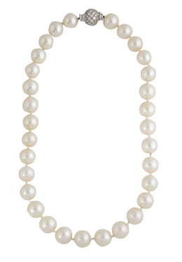 342.  Collar de perlas australlianas compuesto por treinta y un perlas con cierre de esfera cuajada de brillantes