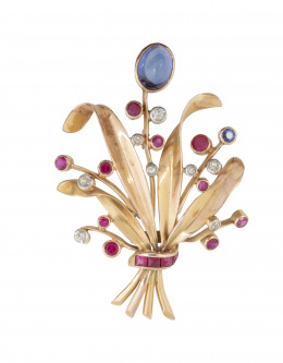 134.  Broche años 40 con diseño de ramo decorado con zafiros, brillante, diamantes y rubíes sintéticos