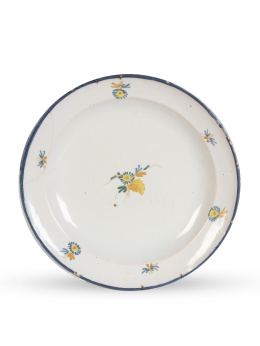 476.  Plato de cerámica esmaltada de la serie del ramito.Alcora, ff. del S. XVIII.