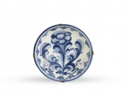 758.  Plato de cerámica esmaltada en azul de cobalto, con flor de la adormidera.Talavera, segunda mitad del S. XVIII.