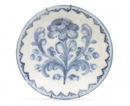 516.  Plato de cerámica esmaltada en azul de cobalto, con flor de la adormidera.Talavera, segunda mitad del S. XVIII.