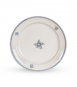 474.  Plato de cerámica esmaltada de la serie del ramito.Alcora, ff. del S. XVIII.
