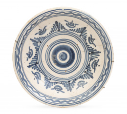 629.  Plato de cerámica esmaltada en azul de cobalto.Talavera, S. XIX.