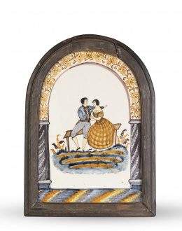 928.  Placa de cerámica esmaltada con escena galante, bajo un arco orlado de flores.Talavera, h. 1840-50.