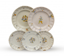 478.  Juego de cinco platos de cerámica esmaltada de la serie del cacharrero.Alcora, ff. del S. XVIII.