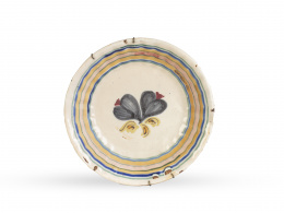 464.  Plato acuencado de cerámica esmaltada decorado con brevas.Levante, S. XIX.