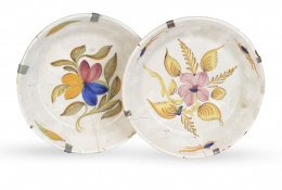 465.  Lote de dos platos de cerámica esmaltada con flores.Murcia, S. XIX.